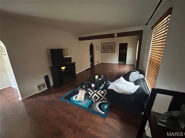 385 Kingston Drive, St Louis, MO 63125