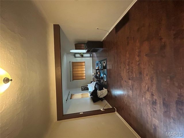 385 Kingston Drive, St Louis, MO 63125