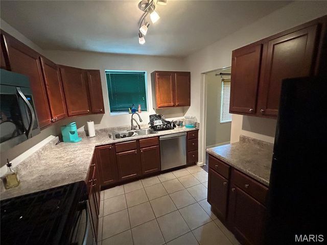 385 Kingston Drive, St Louis, MO 63125