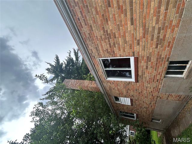 385 Kingston Drive, St Louis, MO 63125