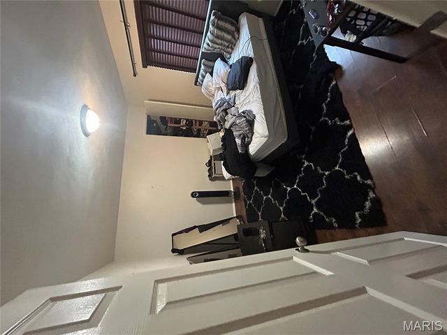 385 Kingston Drive, St Louis, MO 63125