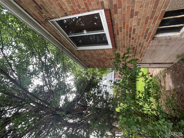385 Kingston Drive, St Louis, MO 63125
