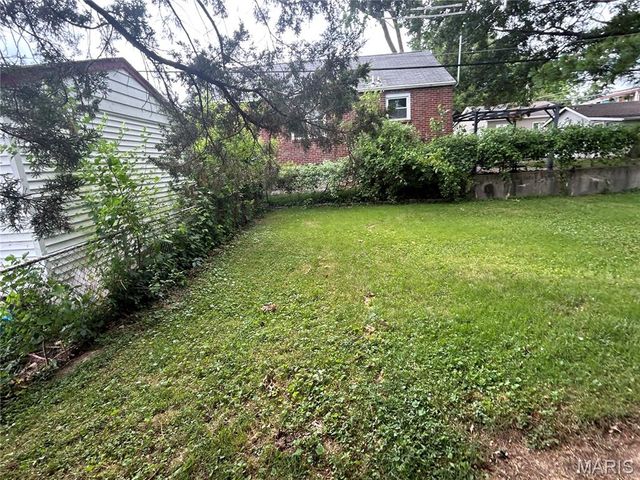 385 Kingston Drive, St Louis, MO 63125