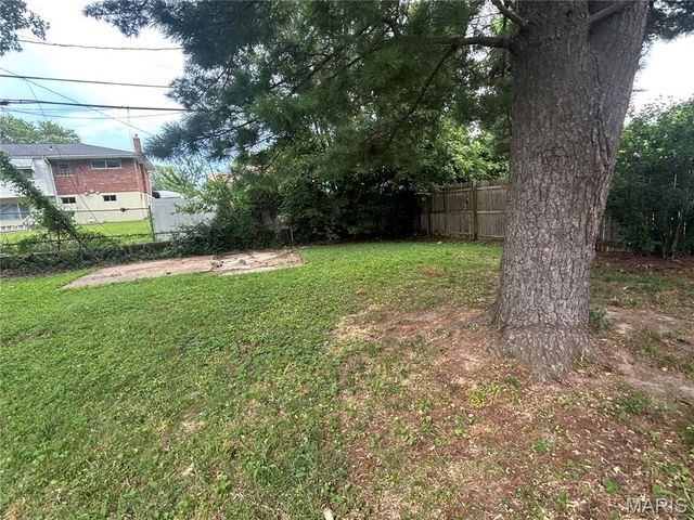 385 Kingston Drive, St Louis, MO 63125