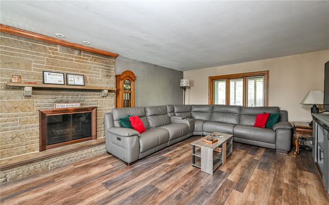 3118 Haberlein Rd, Hampton, PA 15044