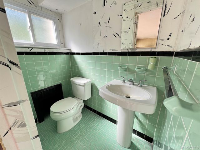 108 Gilmar Lane, Roslyn Heights, NY 11577