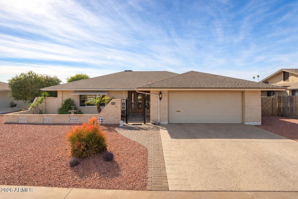 10325 W FLORIADE Drive, Sun City, AZ 85351