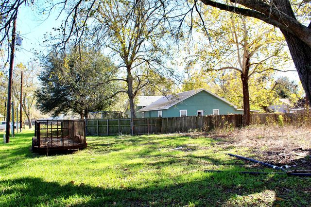 628 Austin Street, Columbus, TX 78934