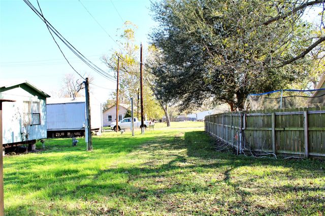 628 Austin Street, Columbus, TX 78934