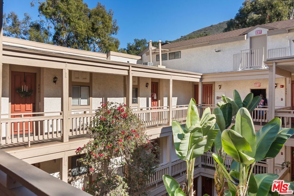 Image 10 of property listing at 3480 Barham Boulevard 306, Los Angeles, CA 90068