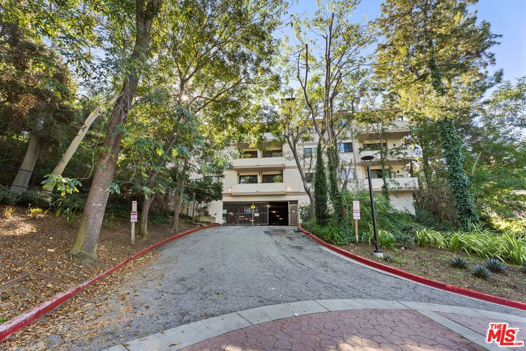 Image 11 of property listing at 3480 Barham Boulevard 306, Los Angeles, CA 90068