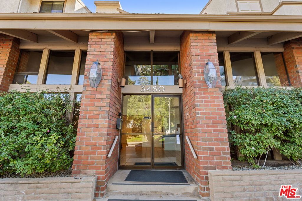 Image 13 of property listing at 3480 Barham Boulevard 306, Los Angeles, CA 90068