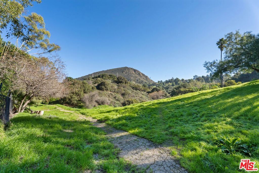 Image 18 of property listing at 3480 Barham Boulevard 306, Los Angeles, CA 90068