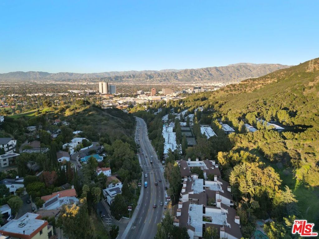 Image 20 of property listing at 3480 Barham Boulevard 306, Los Angeles, CA 90068