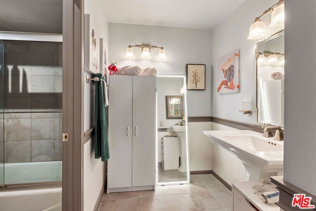 Image 8 of property listing at 3480 Barham Boulevard 306, Los Angeles, CA 90068