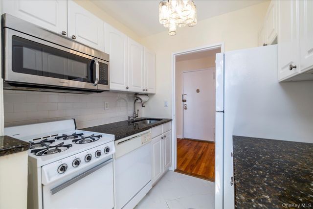 16 Main Street 2G, East Rockaway, NY 11518