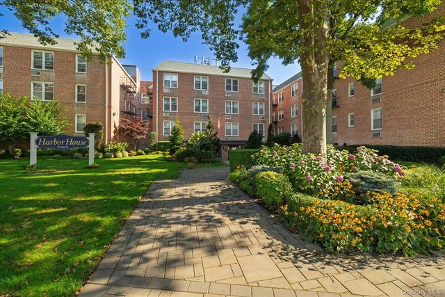 16 Main Street 2G, East Rockaway, NY 11518