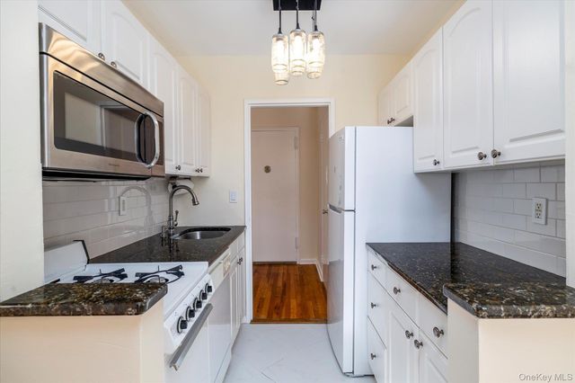 16 Main Street 2G, East Rockaway, NY 11518