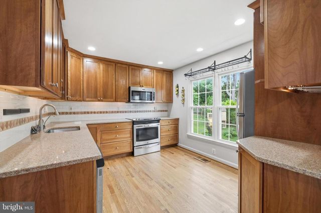 11 DELLCASTLE CT, Montgomery Village, MD 20886