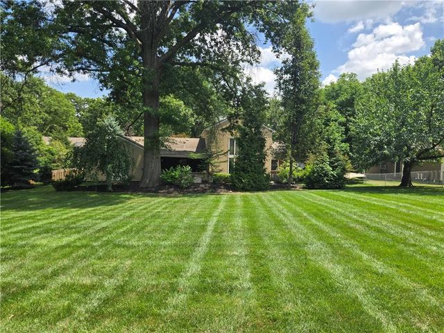 9536 Manor Road, Leawood, KS 66206