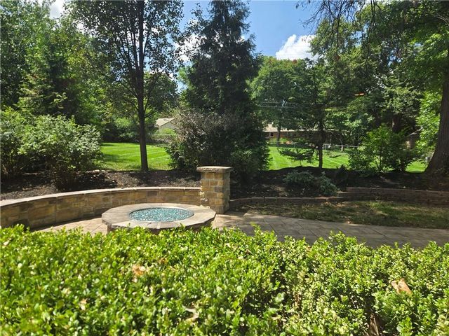 9536 Manor Road, Leawood, KS 66206