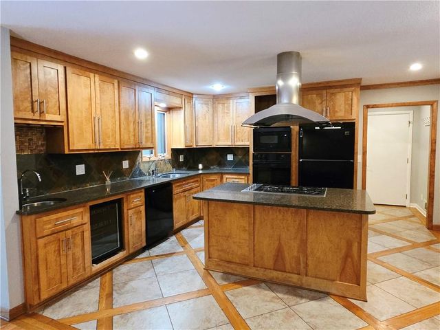 9536 Manor Road, Leawood, KS 66206