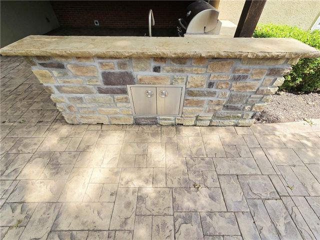 9536 Manor Road, Leawood, KS 66206