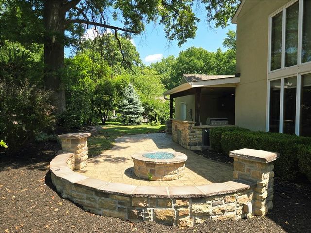9536 Manor Road, Leawood, KS 66206
