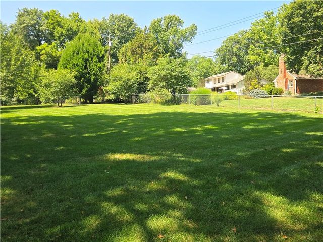 9536 Manor Road, Leawood, KS 66206
