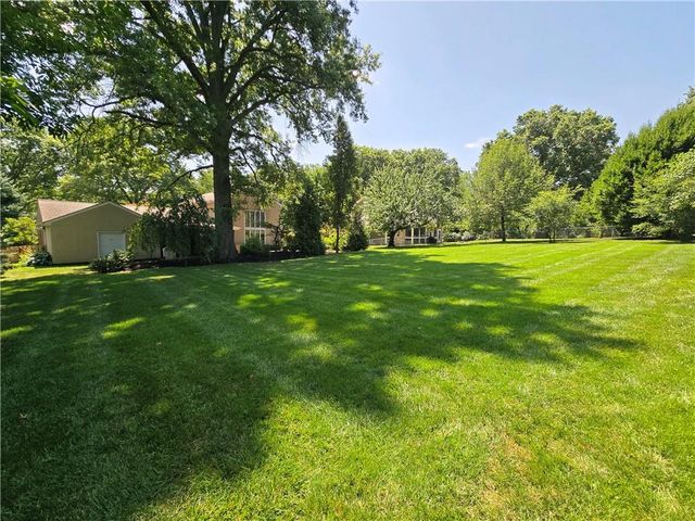 9536 Manor Road, Leawood, KS 66206