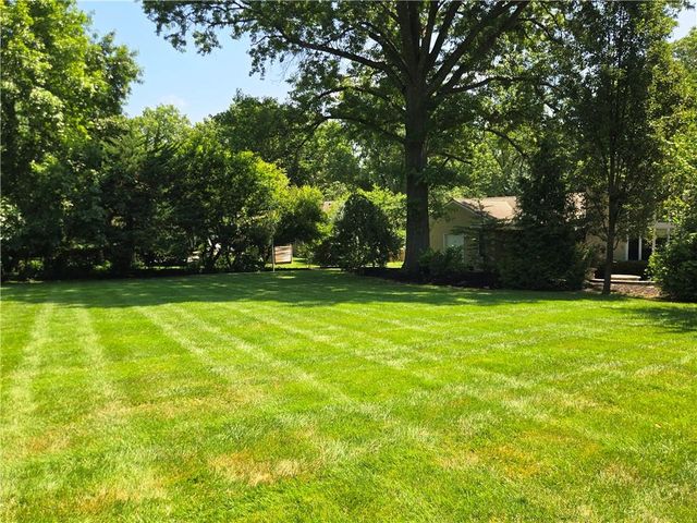 9536 Manor Road, Leawood, KS 66206