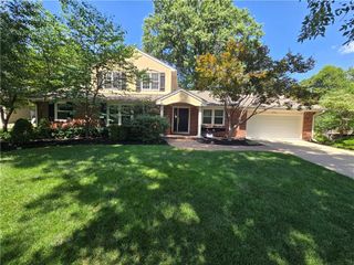 9536 Manor Road, Leawood, KS 66206