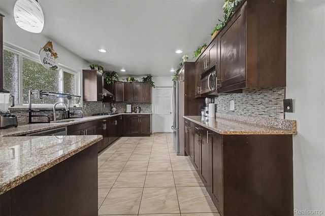 27355 Clairview Drive, Dearborn Heights, MI 48127