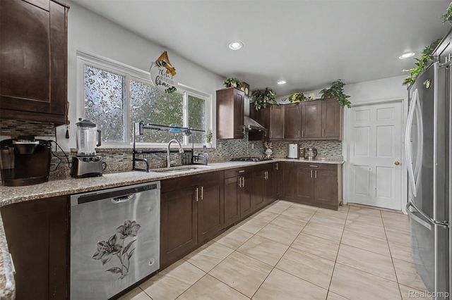 27355 Clairview Drive, Dearborn Heights, MI 48127