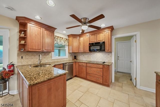 11 Beechnut Dr, Washington Twp., NJ 07853