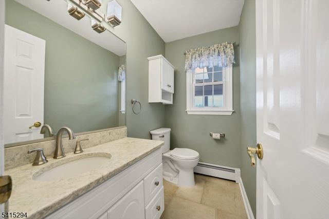 11 Beechnut Dr, Washington Twp., NJ 07853