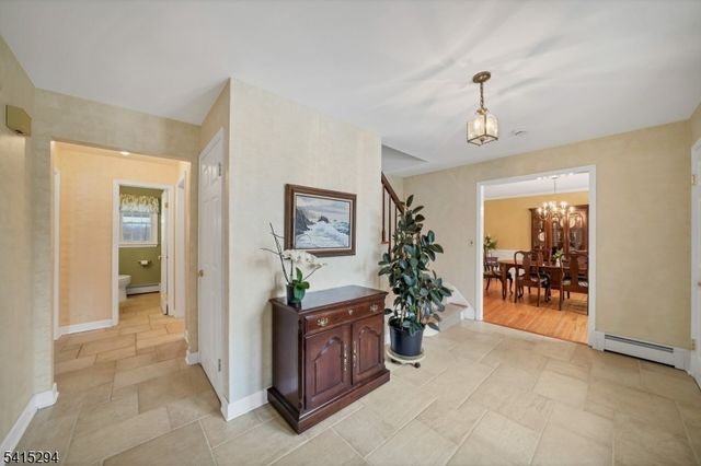 11 Beechnut Dr, Washington Twp., NJ 07853