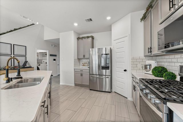 2450 Bear Creek Drive, Rosharon, TX 77583