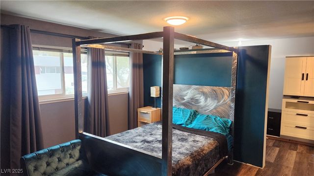 652 Greenbriar Townhouse Way, Las Vegas, NV 89121