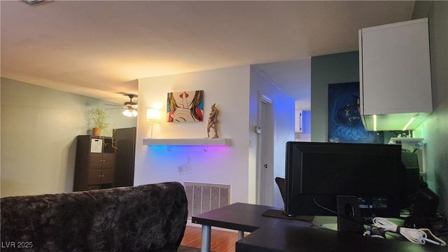 652 Greenbriar Townhouse Way, Las Vegas, NV 89121