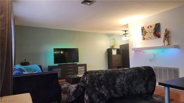 652 Greenbriar Townhouse Way, Las Vegas, NV 89121