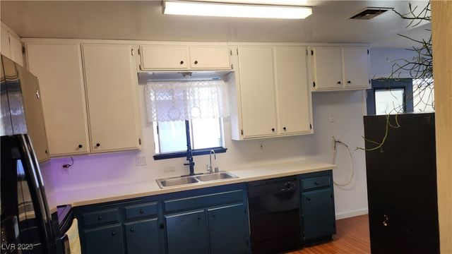 652 Greenbriar Townhouse Way, Las Vegas, NV 89121