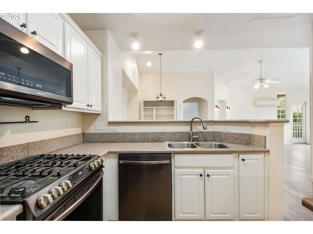 4650 SUMMERLINN Way, West Linn, OR 97068