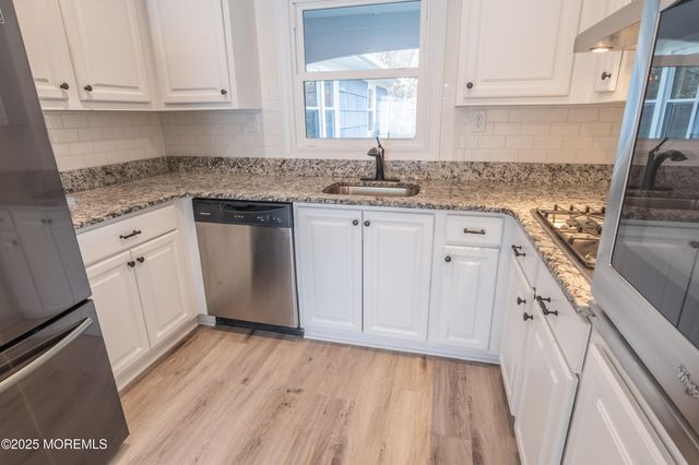 42 Livingston Lane, Manalapan, NJ 07726