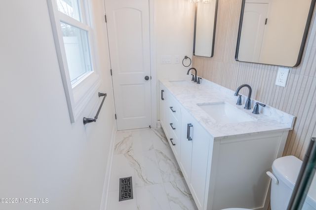 42 Livingston Lane, Manalapan, NJ 07726