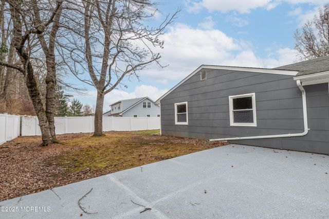 42 Livingston Lane, Manalapan, NJ 07726