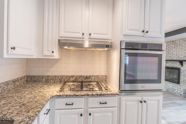 42 Livingston Lane, Manalapan, NJ 07726