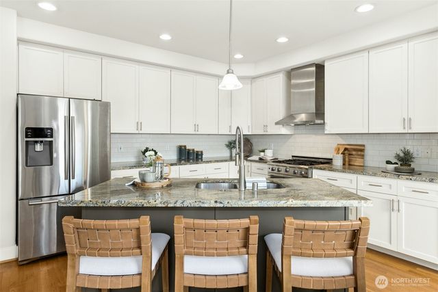 621 NE 77th Street, Seattle, WA 98115