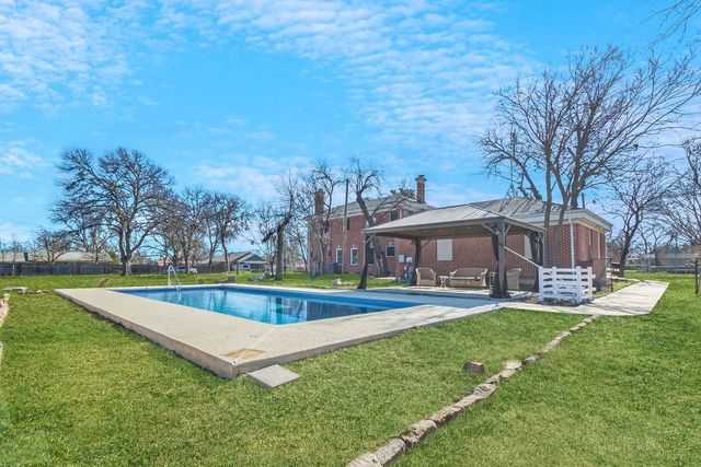 1216 S Colorado Street, Coleman, TX 76834