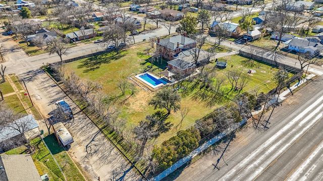 1216 S Colorado Street, Coleman, TX 76834